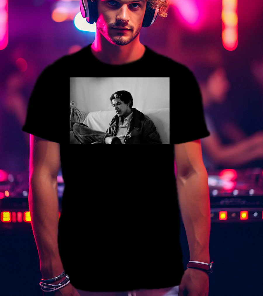 Vintage College Obama Black And White Photo Smoking Relaxed Mood T-Shirt