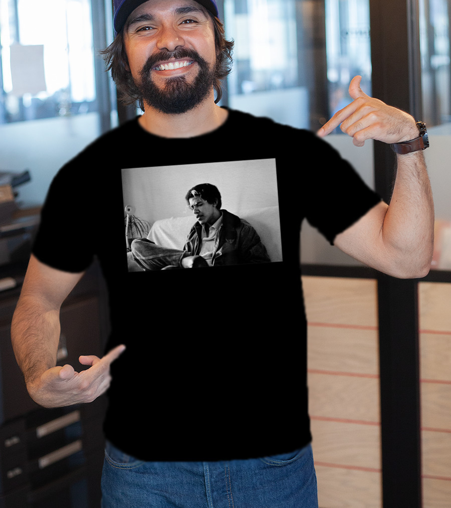 Vintage College Obama Black And White Photo Smoking Relaxed Mood T-Shirt
