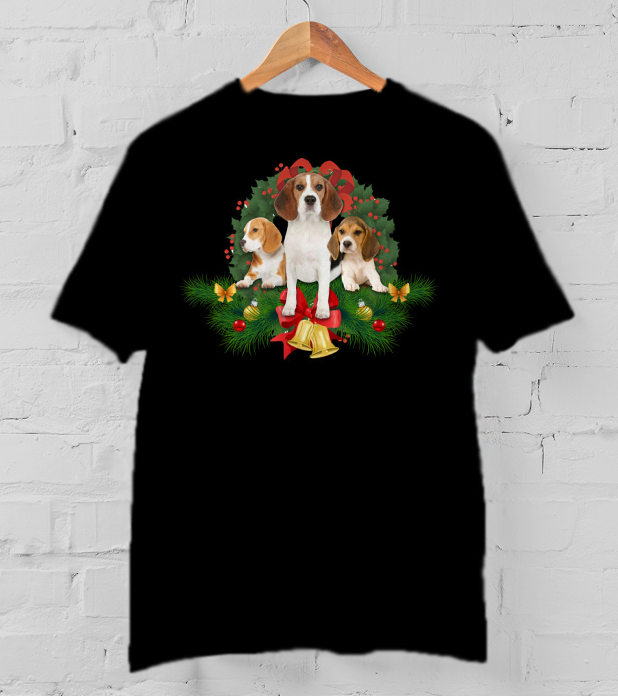 Beagle Christmas Wreath With Holly Berries And Bells T-Shirt