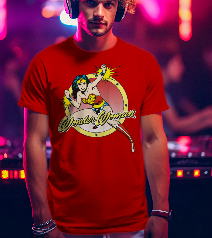Wonder Woman Dynamic Heroic Pose Comic T-Shirt