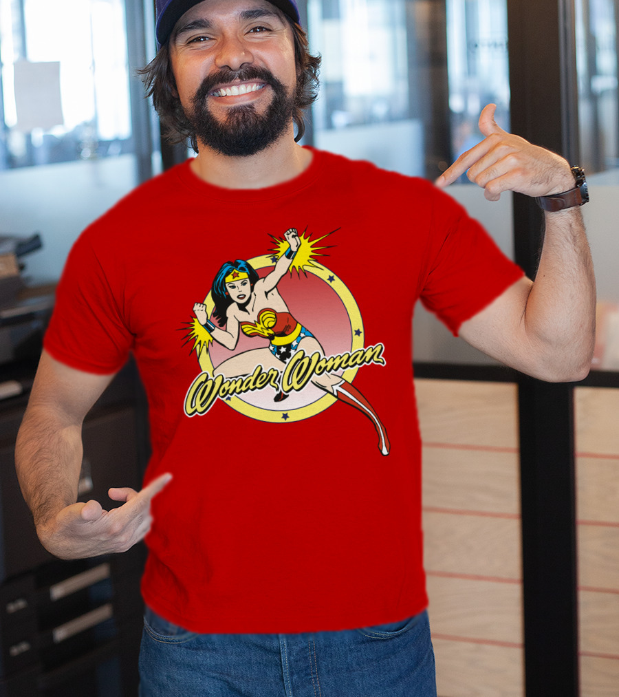Wonder Woman Dynamic Heroic Pose Comic T-Shirt