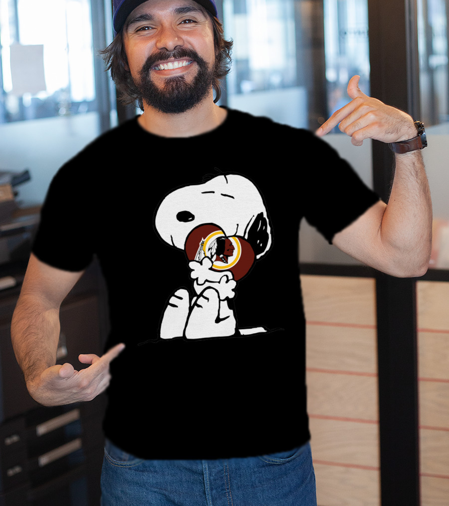 Snoopy Hugging Washington Redskins Football T-Shirt