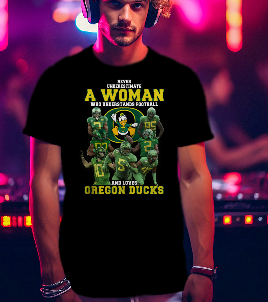 Never Underestimate A Woman Who Understands Football And Loves Oregon Ducks T-Shirt