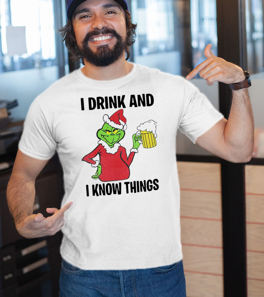 Grinch Santa Holding Beer I Drink And I Know Things T-Shirt
