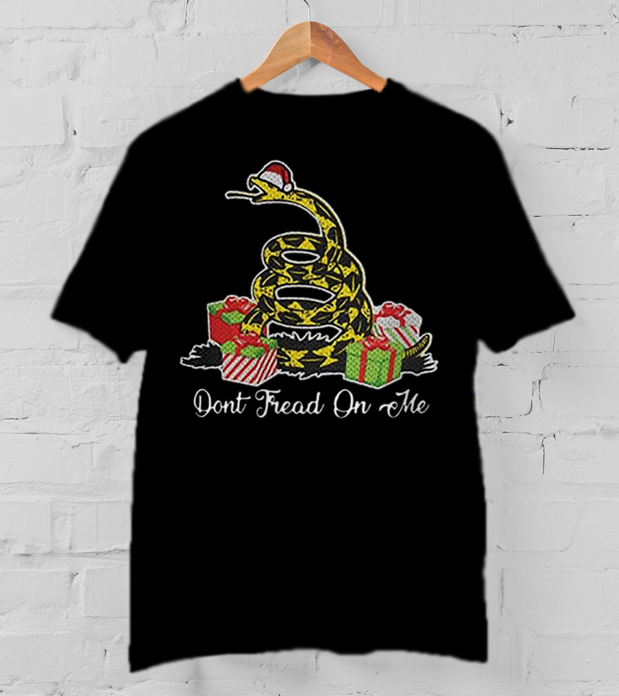Dont Fread On Me Santa Hat Snake With Christmas Gifts T-Shirt