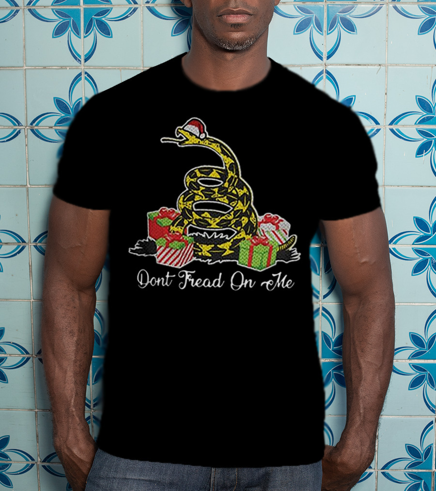 Dont Fread On Me Santa Hat Snake With Christmas Gifts T-Shirt