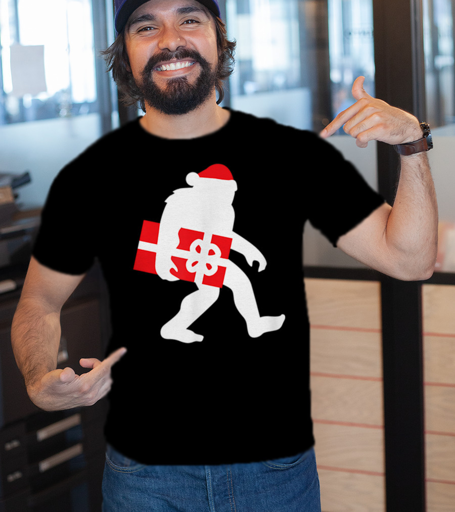 Nice Bigfoot Carrying Christmas Gift In Santa Hat T-Shirt