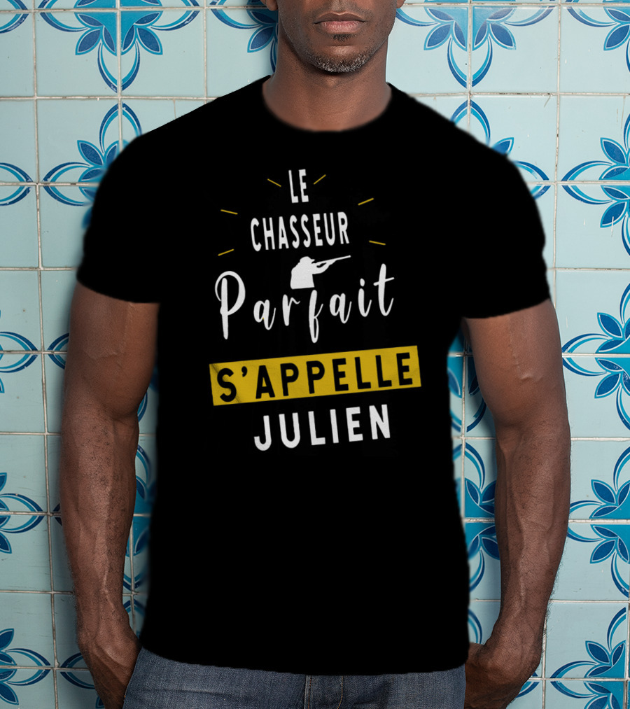 Le Chasseur Parfait S’appelle Julien Avec Silhouette De Chasseur T-Shirt