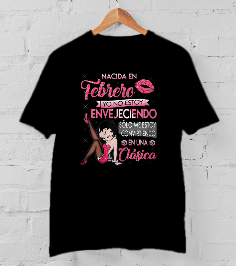 Nacida En Febrero Clásica Yo No Estoy Envejeciendo Solo Me Estoy Convirtiendo T-Shirt