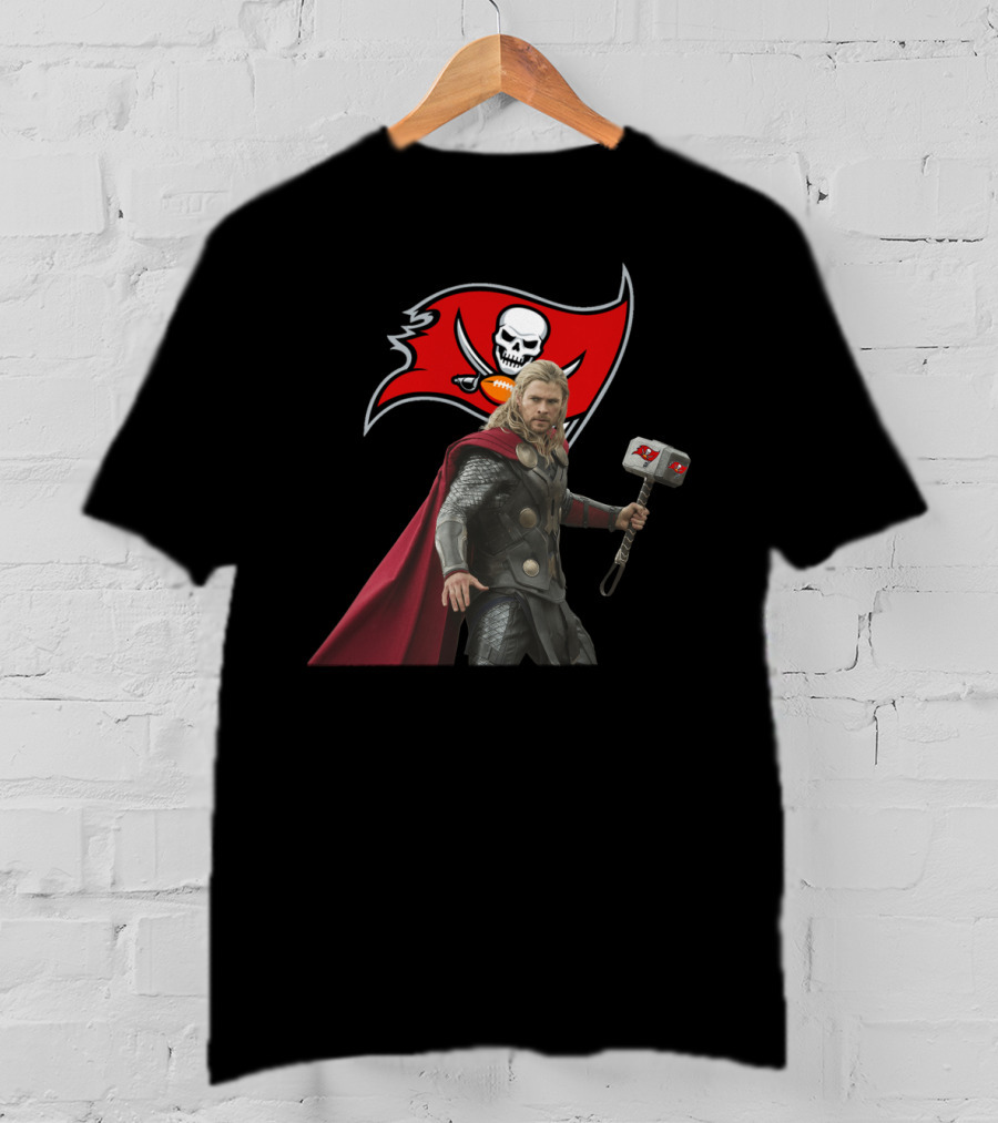 Tampa Bay Buccaneers Thor With Hammer And Skull Flag T-Shirt