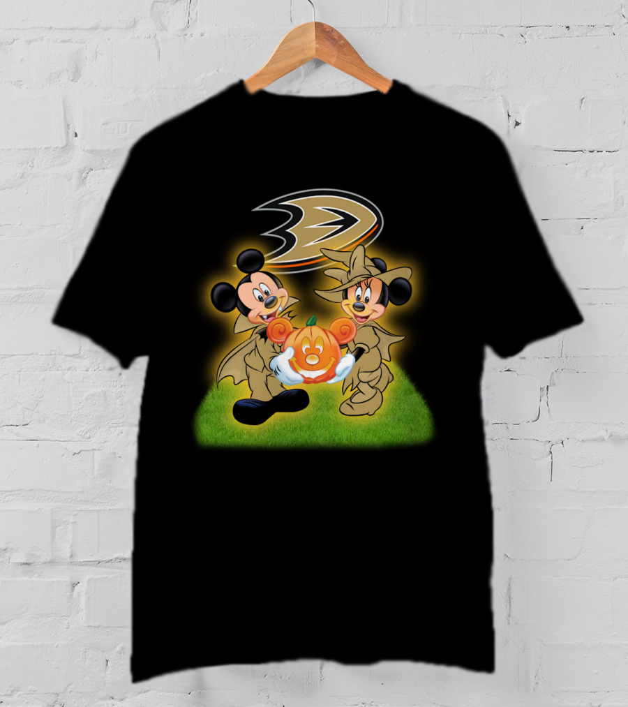 Anaheim Ducks Halloween With Mickey And Minnie Holding Pumpkin T-Shirt