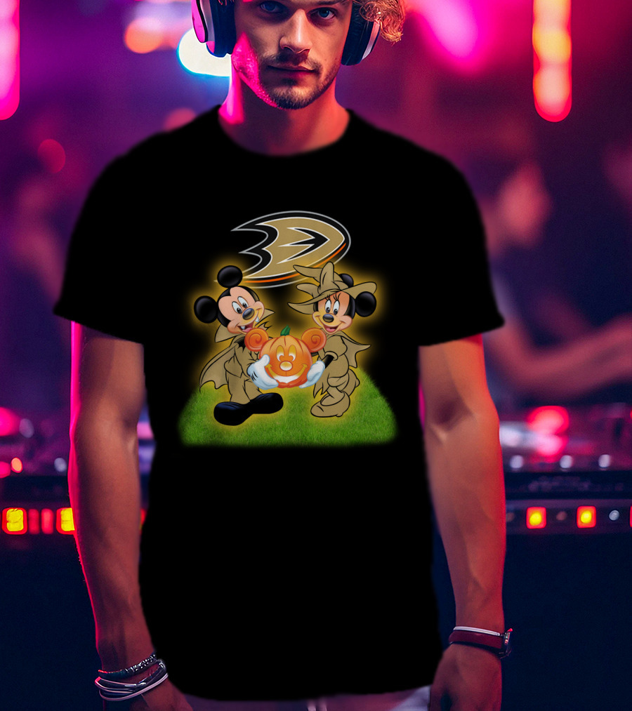 Anaheim Ducks Halloween With Mickey And Minnie Holding Pumpkin T-Shirt