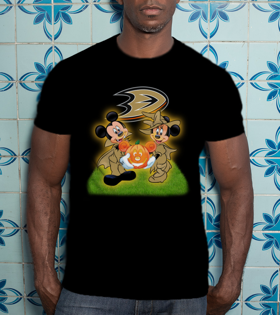 Anaheim Ducks Halloween With Mickey And Minnie Holding Pumpkin T-Shirt