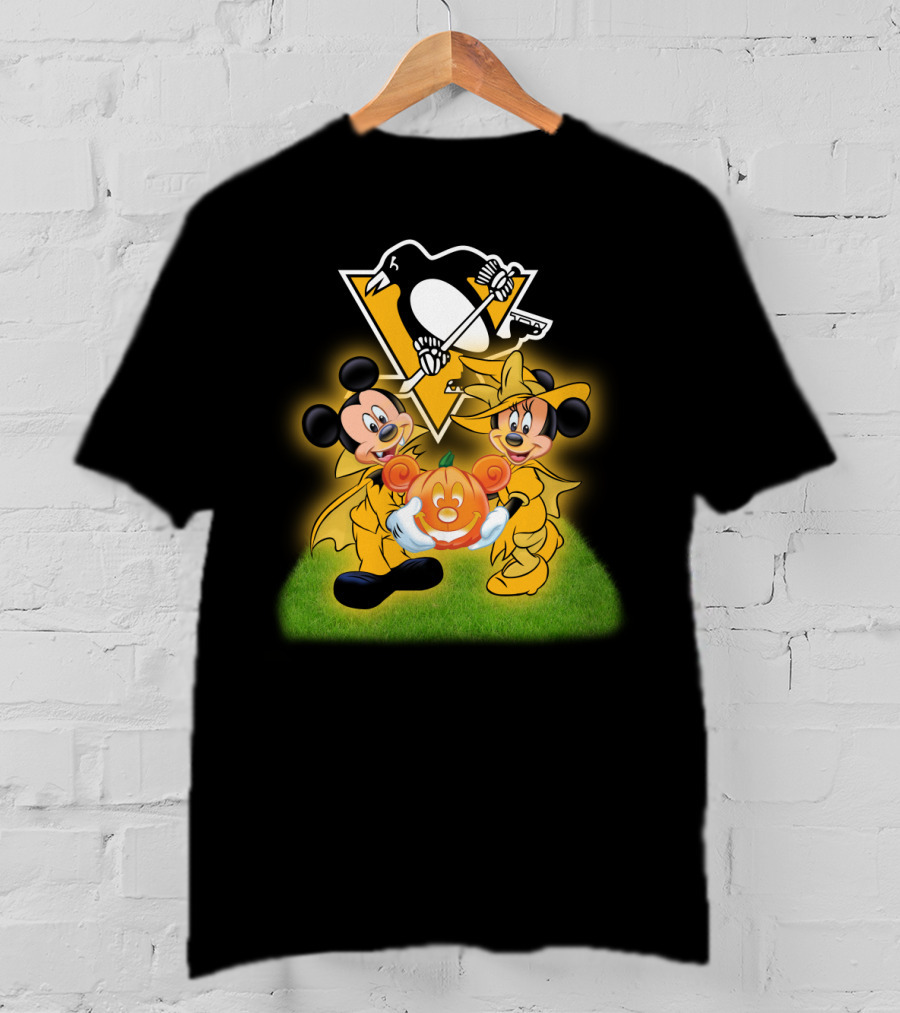 Pittsburgh Penguins Halloween Mickey And Minnie Holding Pumpkin T-Shirt