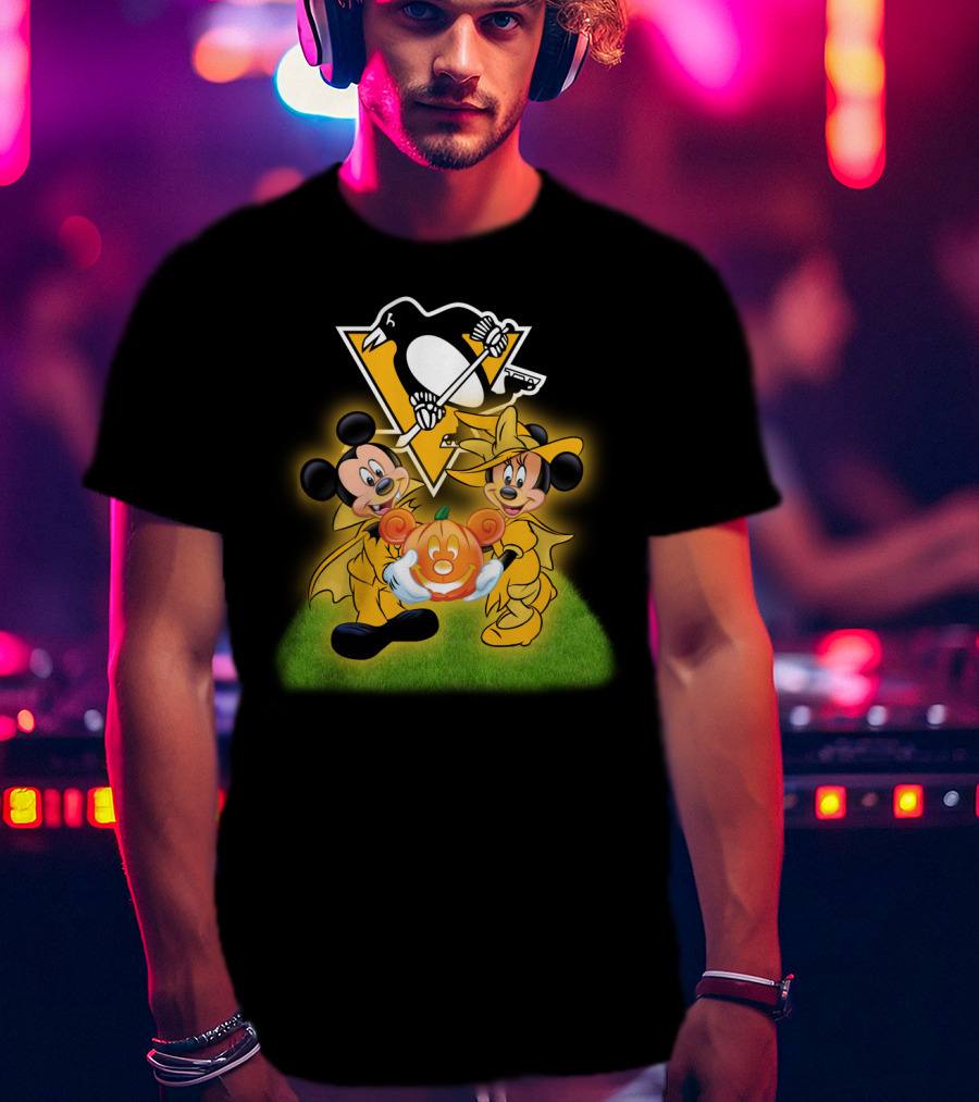 Pittsburgh Penguins Halloween Mickey And Minnie Holding Pumpkin T-Shirt