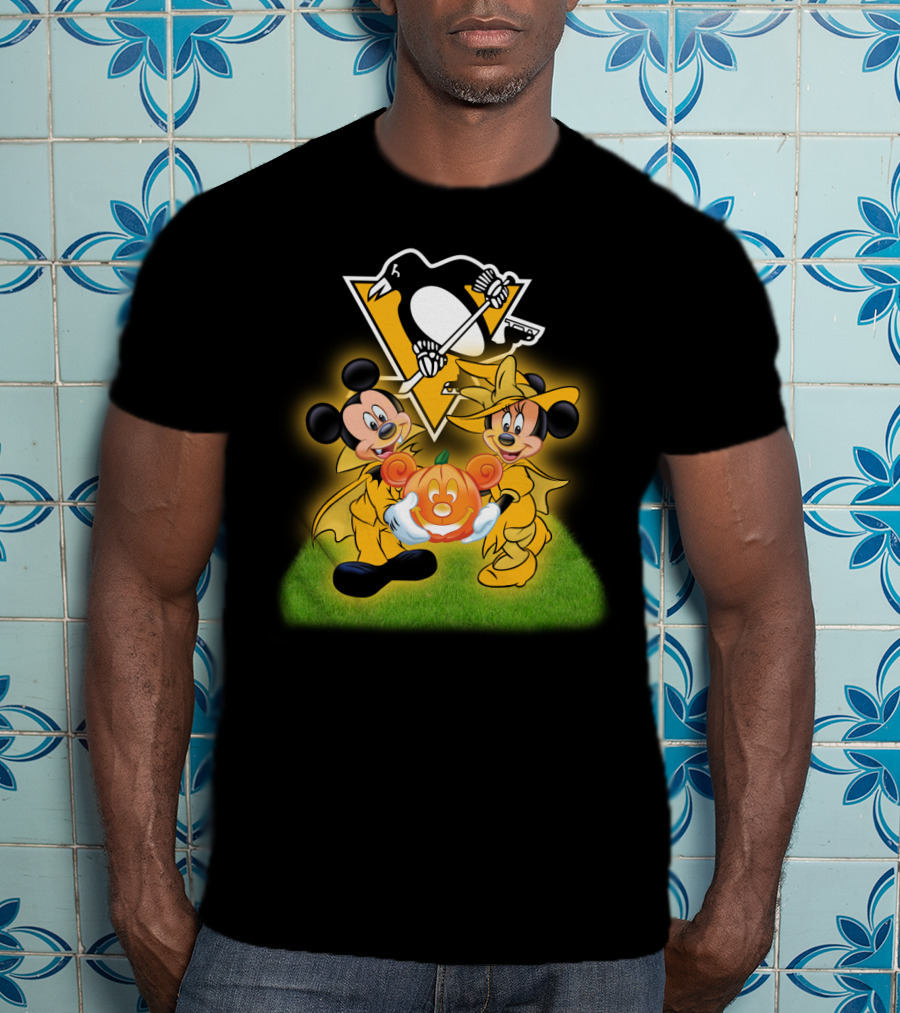 Pittsburgh Penguins Halloween Mickey And Minnie Holding Pumpkin T-Shirt