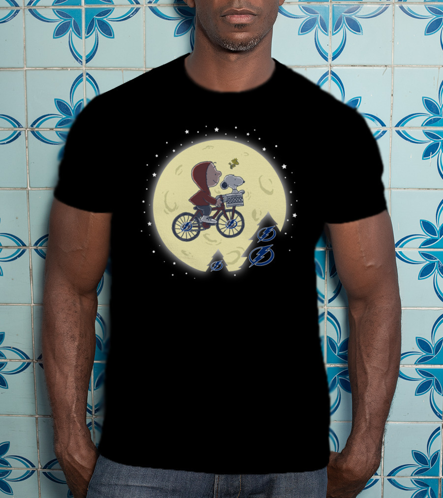 Halloween Tampa Bay Lightning Charlie Brown Snoopy Moon Bicycle Scene T-Shirt
