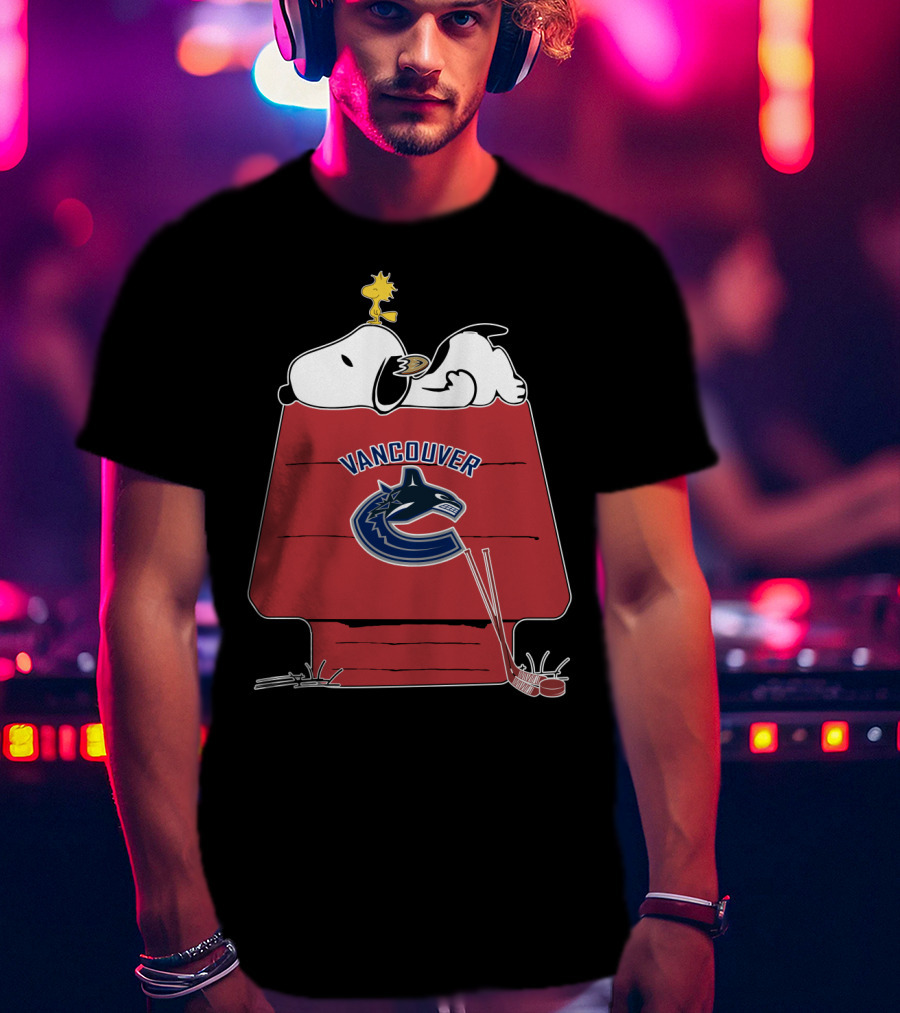 Vancouver Canucks Snoopy Woodstock Hockey Doghouse T-Shirt