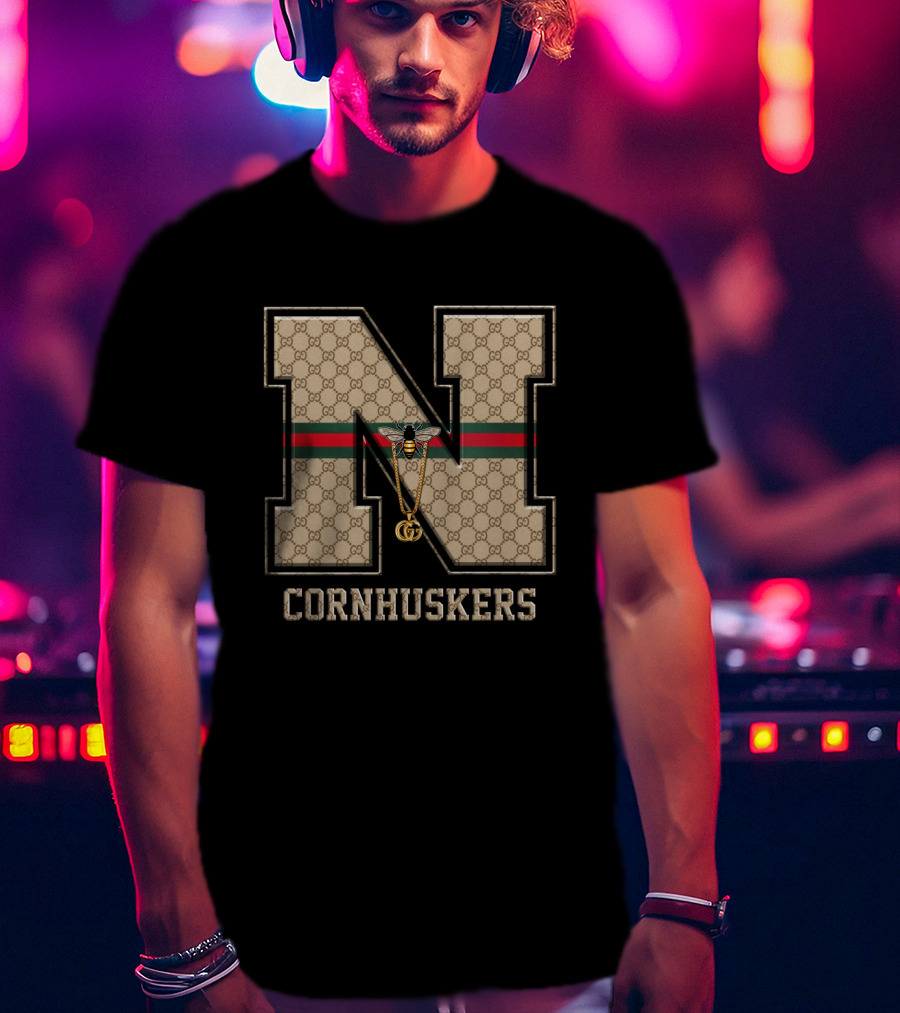 Guci Nebraska Cornhuskers NCAA N Logo With Bee And Necklace T-Shirt