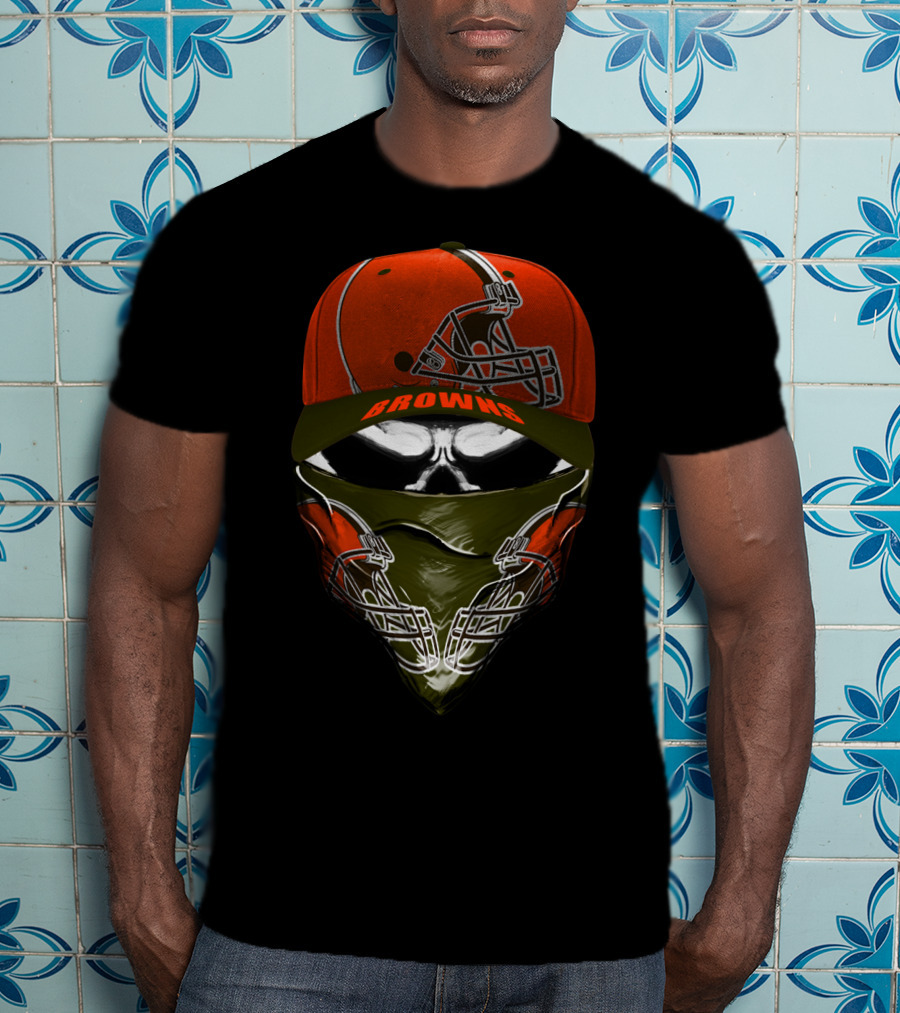 Cleveland Browns Helmet And Skull Bandana Hoodie T-Shirt