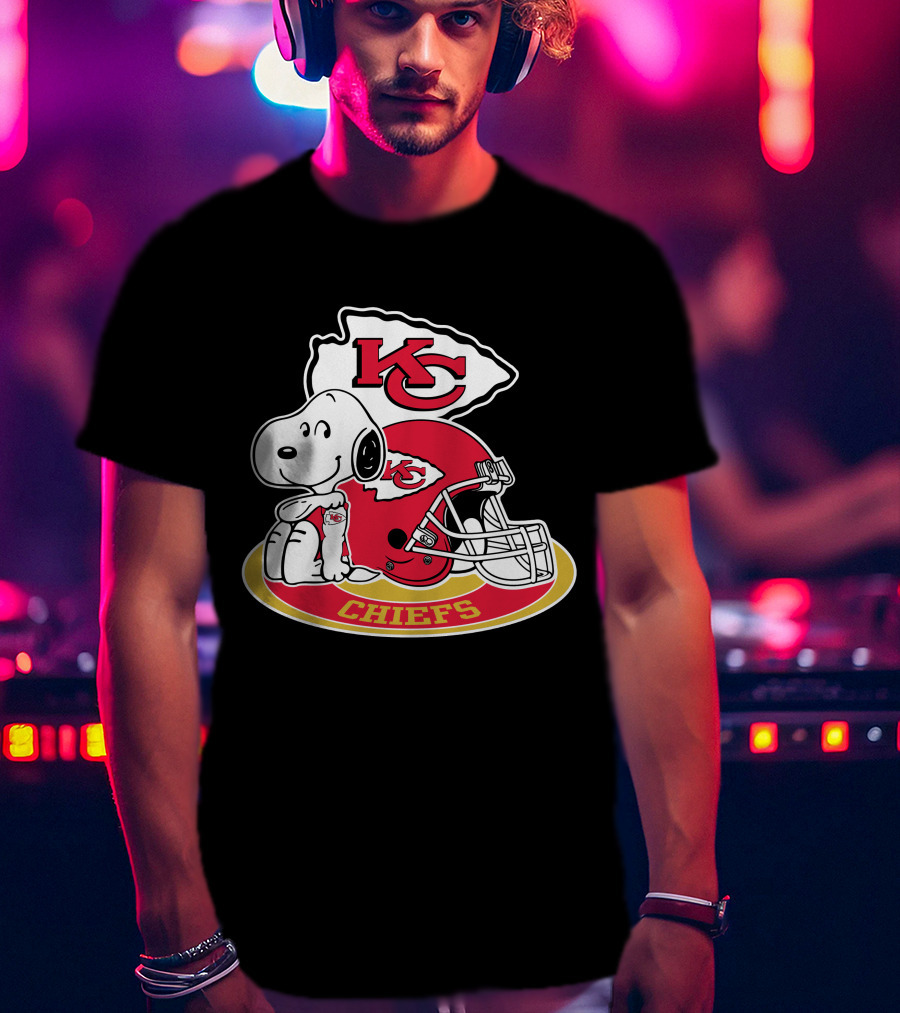 Kansas City Chiefs Snoopy Kc Arrowhead Helmet T-Shirt
