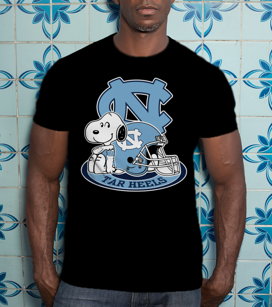 North Carolina Tar Heels Snoopy Football Helmet T-Shirt