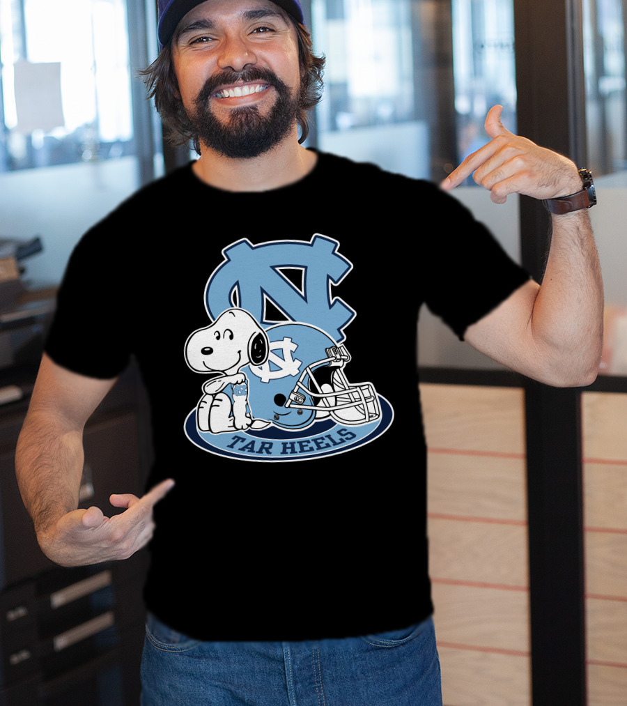 North Carolina Tar Heels Snoopy Football Helmet T-Shirt