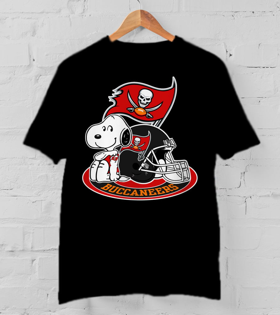Tampa Bay Buccaneers Snoopy Helmet And Flag T-Shirt