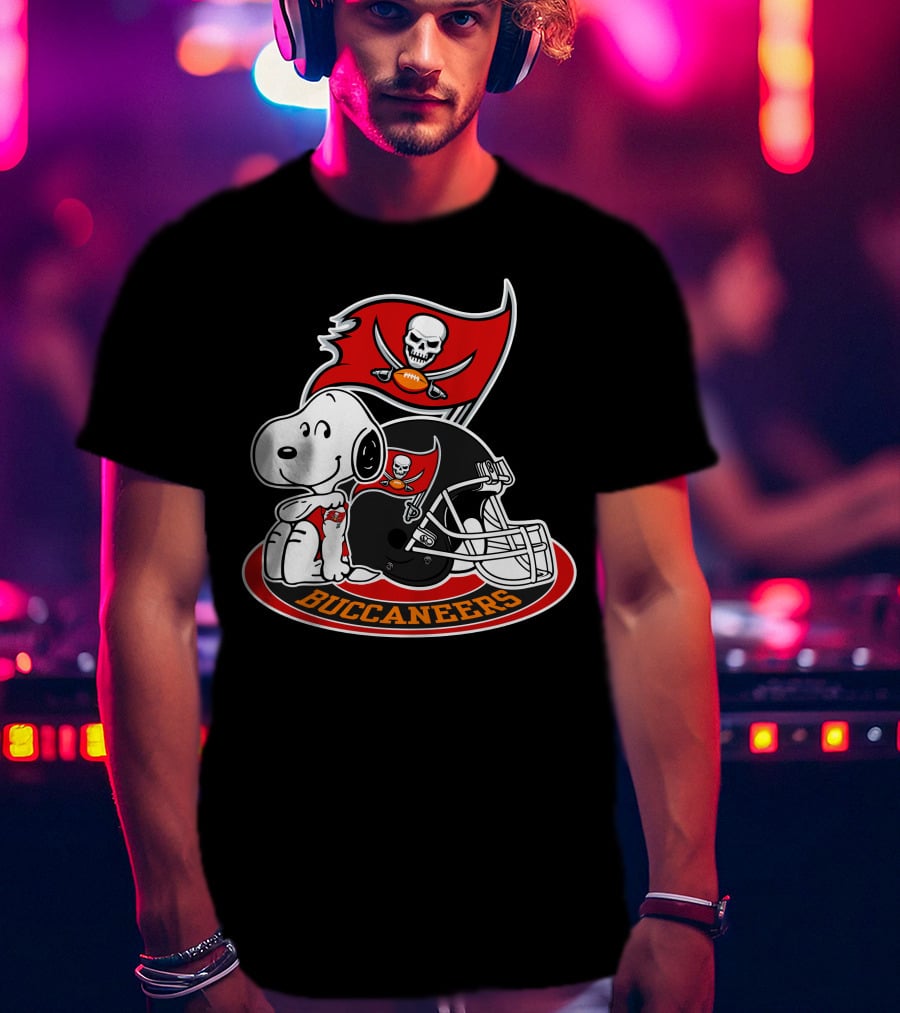Tampa Bay Buccaneers Snoopy Helmet And Flag T-Shirt