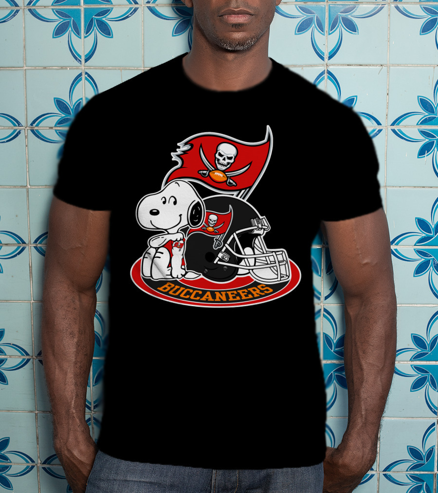 Tampa Bay Buccaneers Snoopy Helmet And Flag T-Shirt