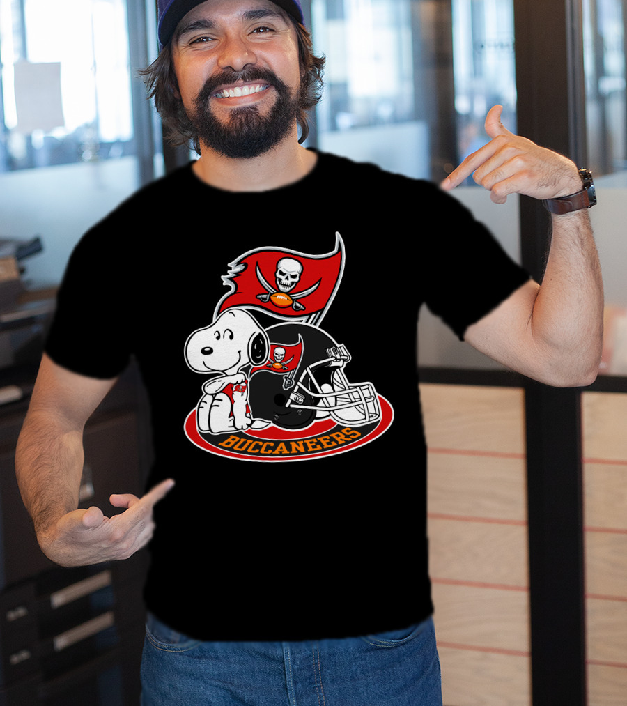 Tampa Bay Buccaneers Snoopy Helmet And Flag T-Shirt