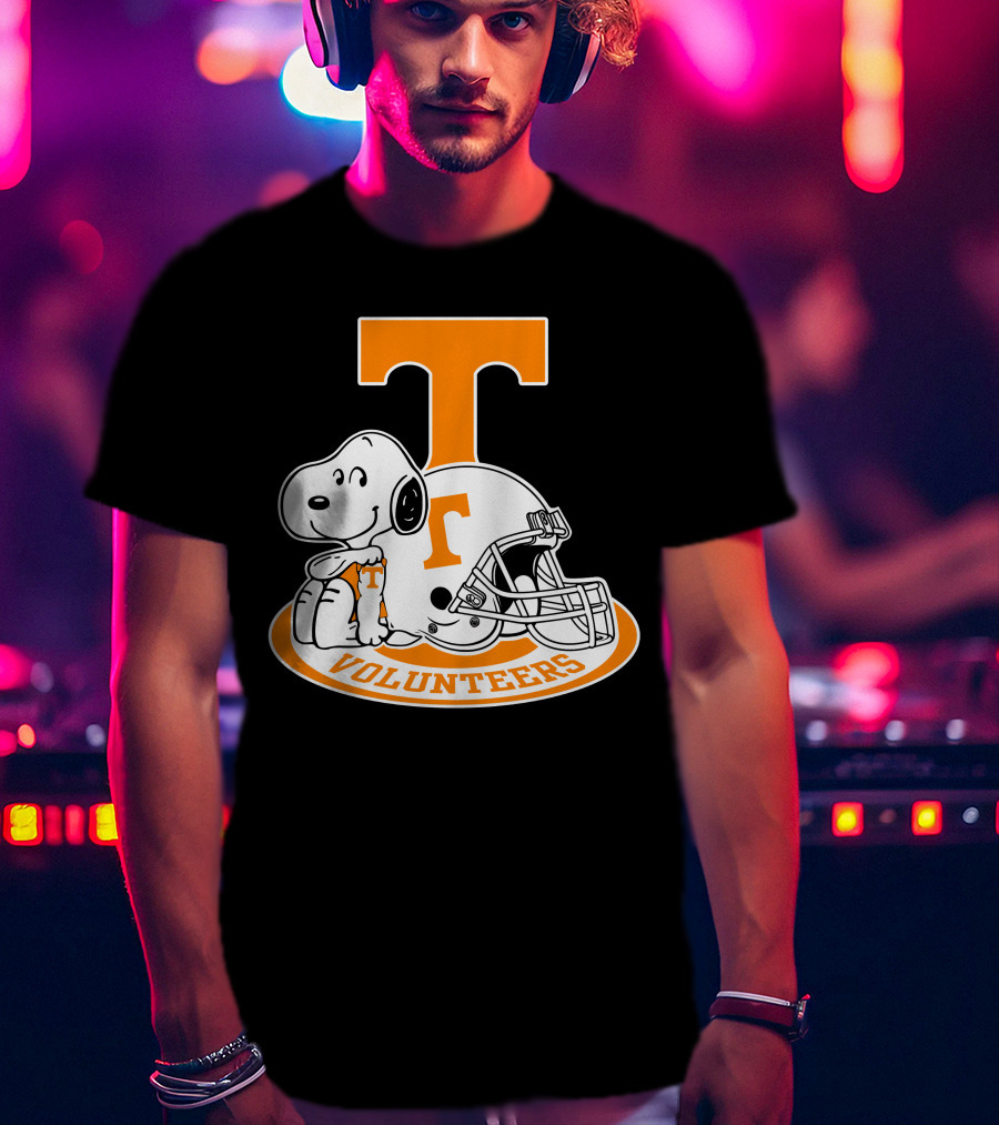 Snoopy Tennessee Volunteers Football Helmet T-Shirt