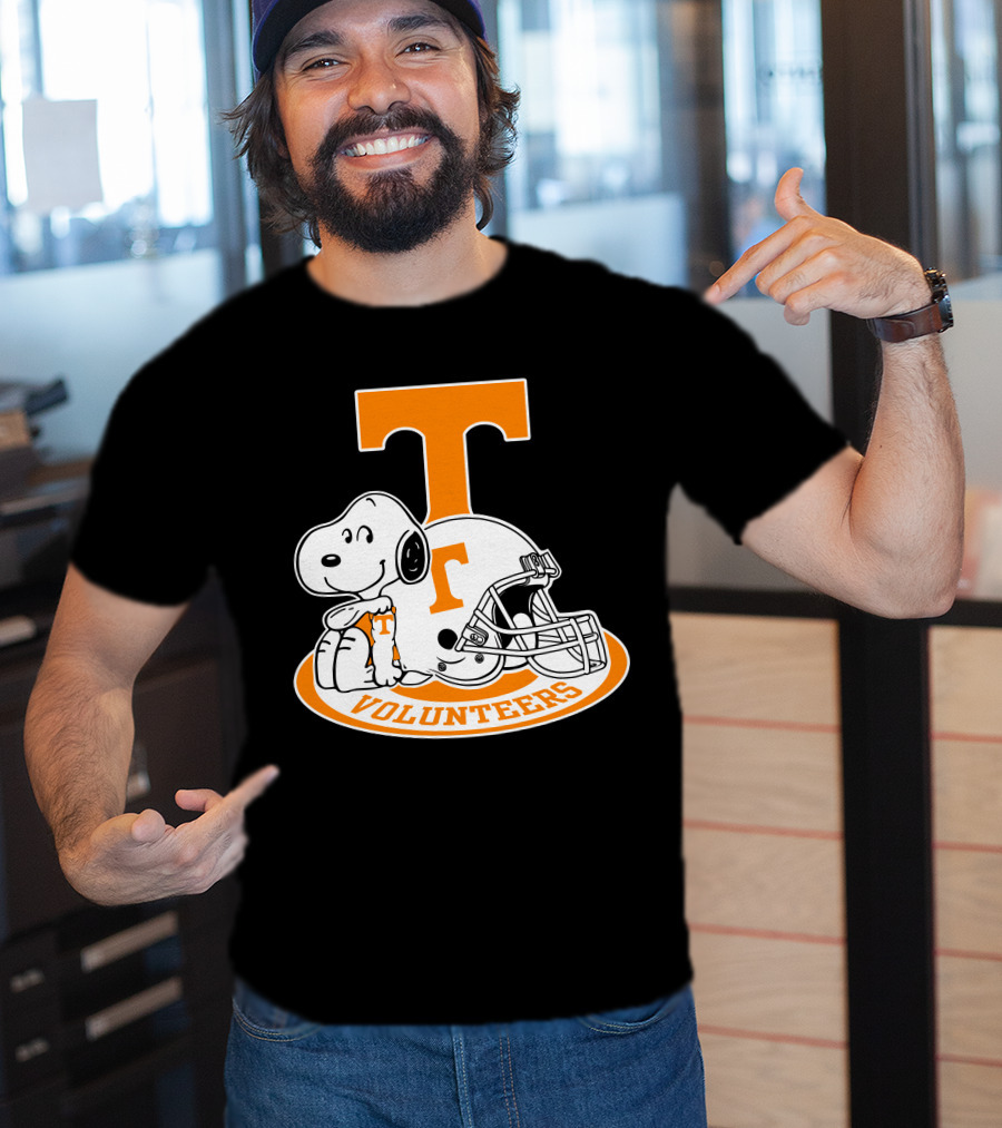 Snoopy Tennessee Volunteers Football Helmet T-Shirt