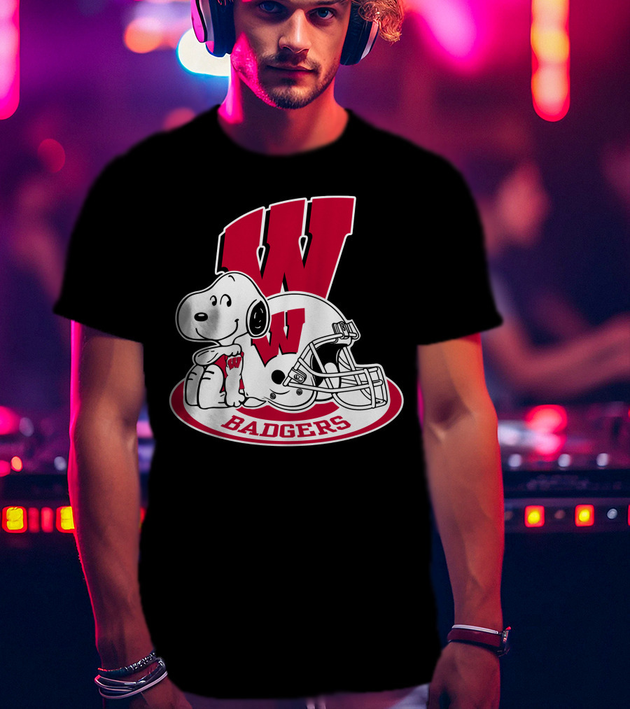 Wisconsin Badgers Snoopy Football Helmet T-Shirt