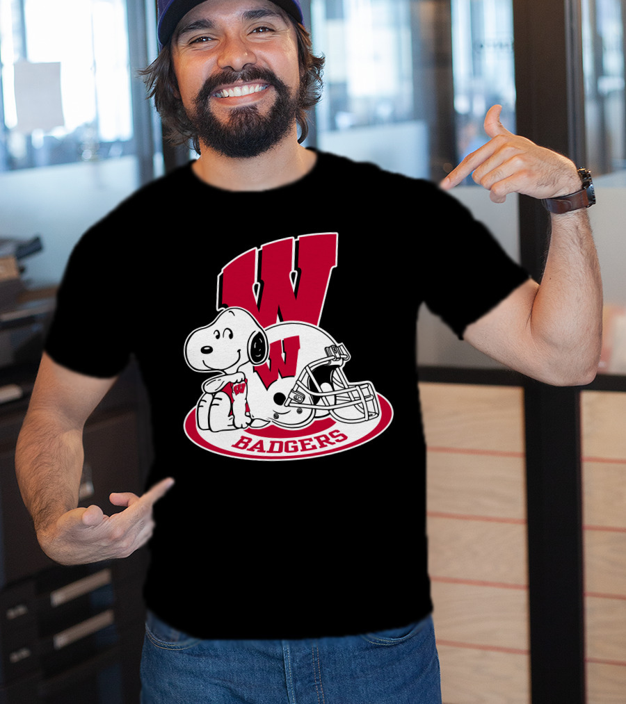 Wisconsin Badgers Snoopy Football Helmet T-Shirt