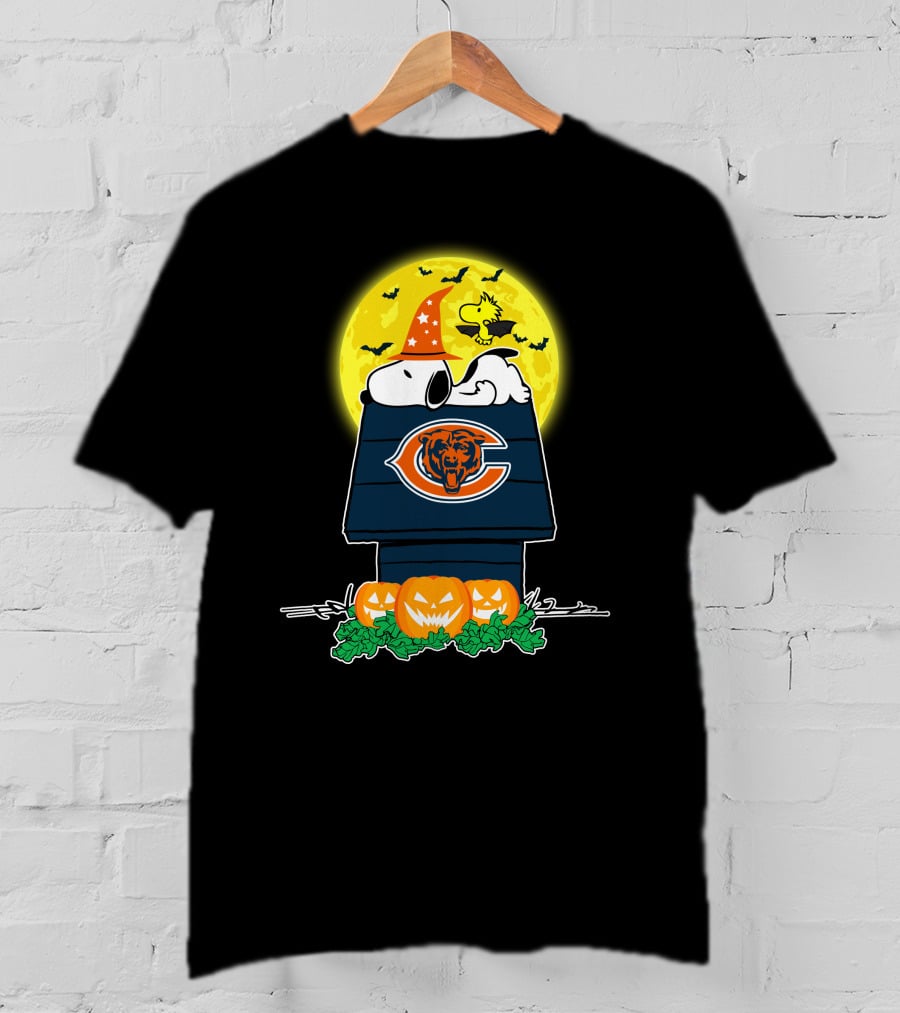 Snoopy And Woodstock With Chicago Bears Logo Halloween Scene T-Shirt