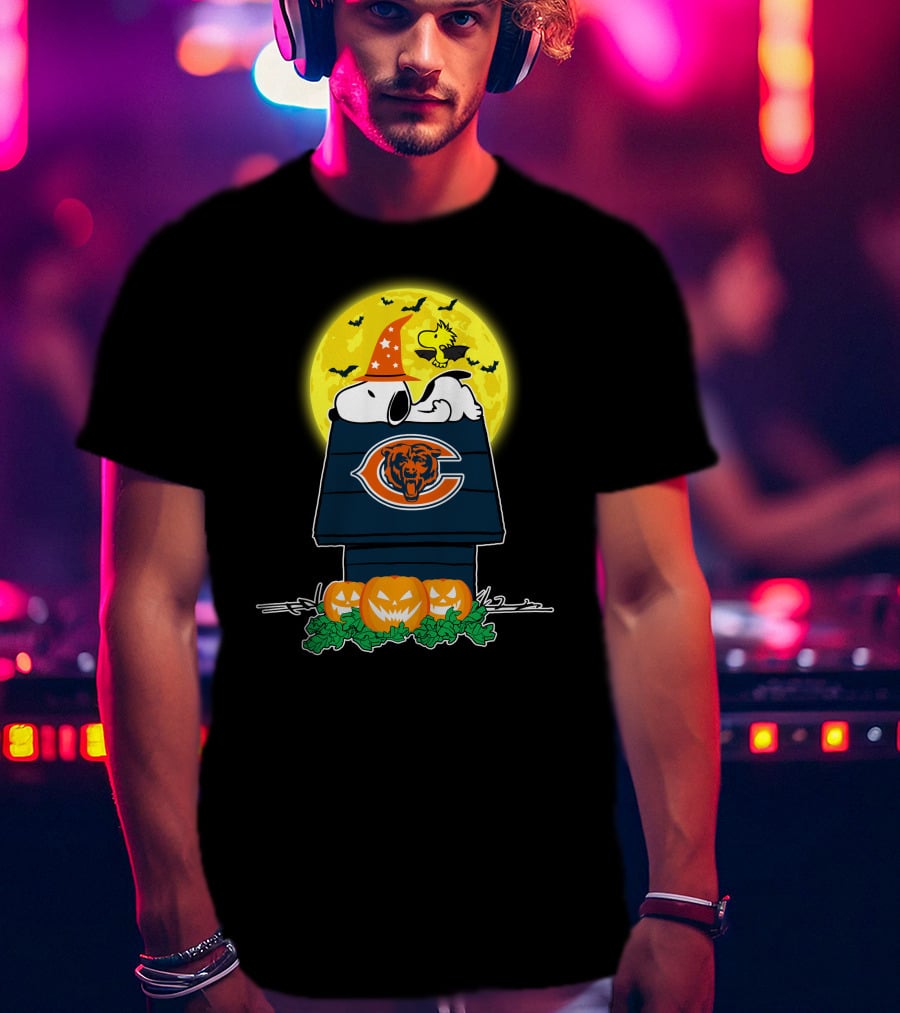 Snoopy And Woodstock With Chicago Bears Logo Halloween Scene T-Shirt