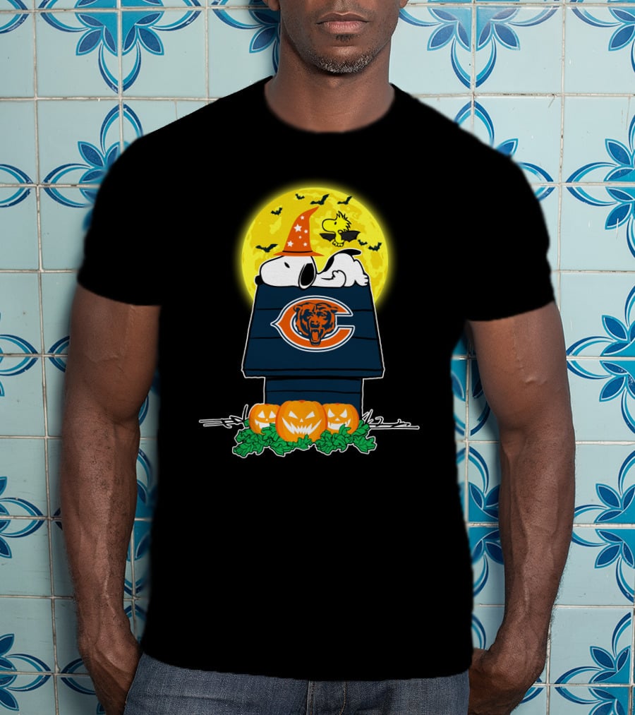 Snoopy And Woodstock With Chicago Bears Logo Halloween Scene T-Shirt