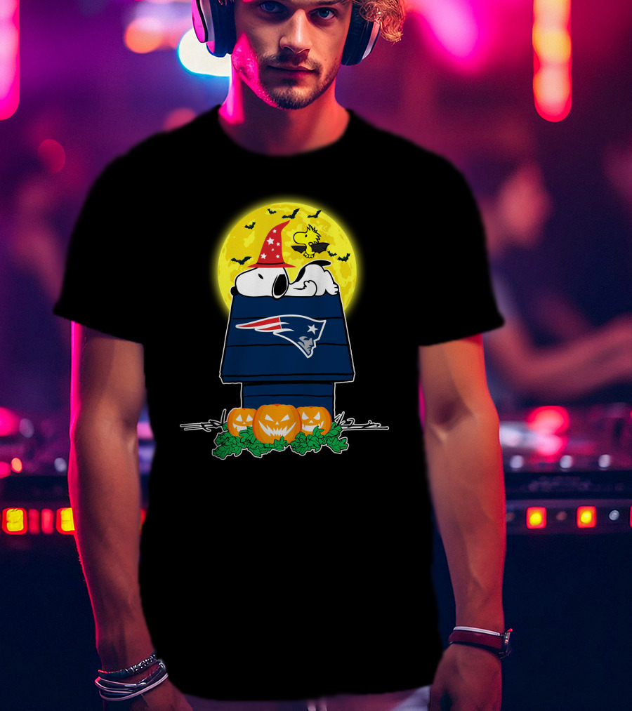 New England Patriots Snoopy Woodstock Halloween Moon Pumpkins T-Shirt
