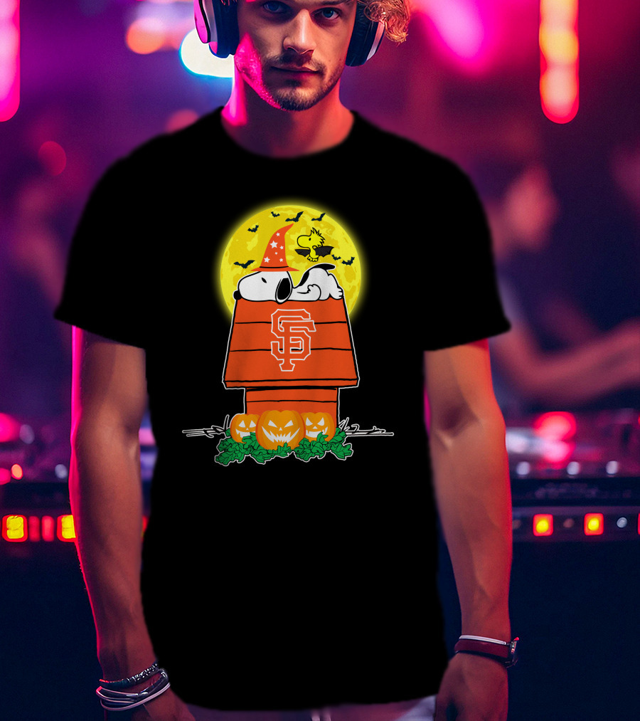 San Francisco Giants Snoopy Woodstock Halloween Moon Pumpkins T-Shirt