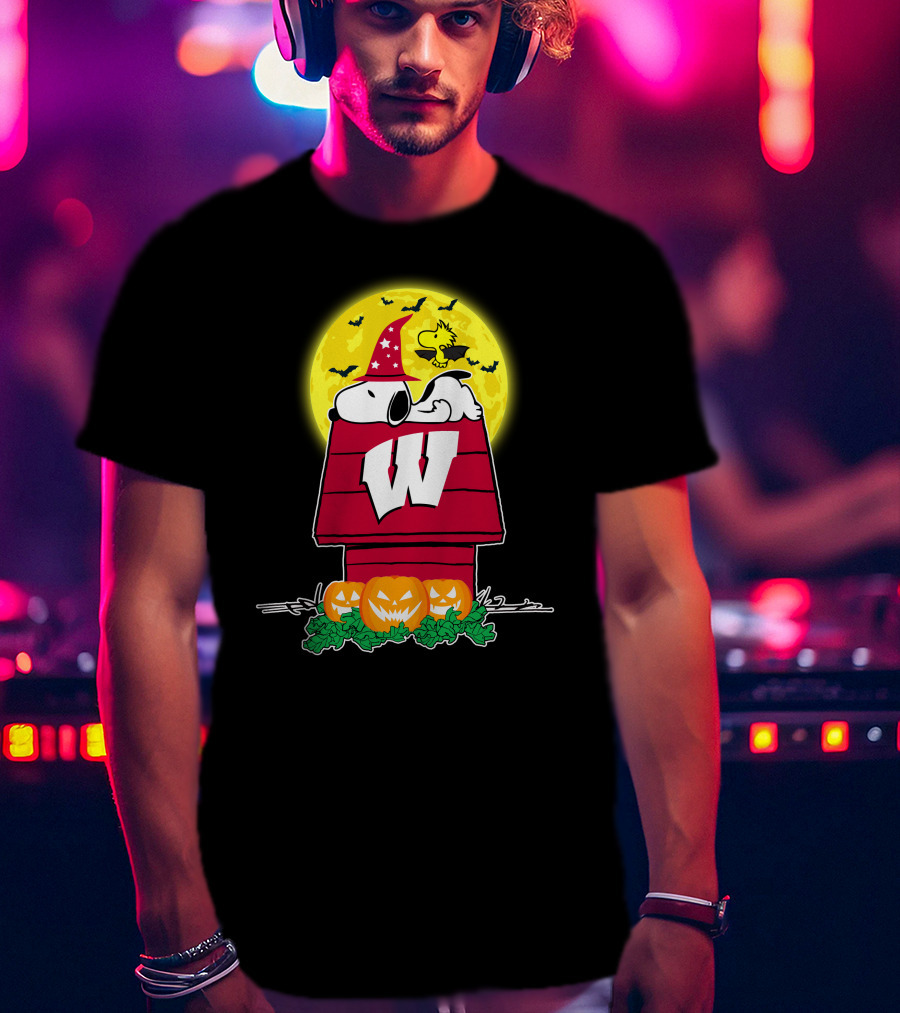 Snoopy Wisconsin Badgers Halloween Pumpkin Moon Night Scene T-Shirt
