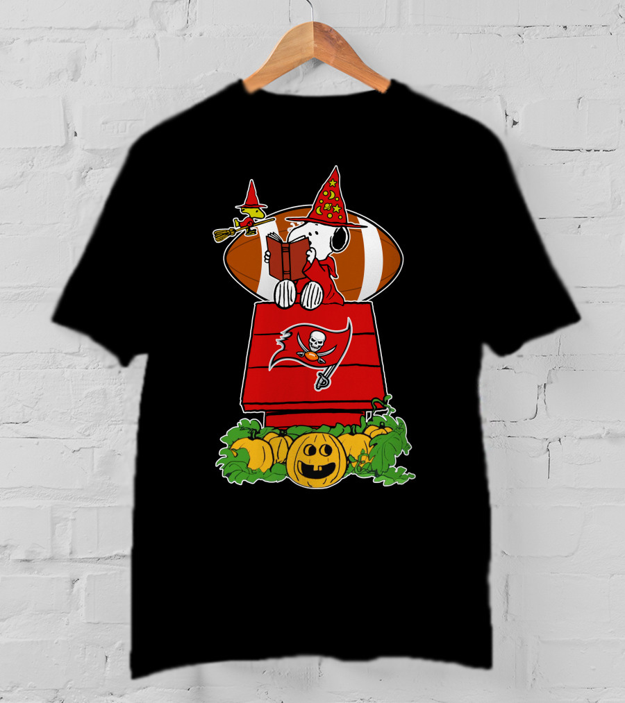 Tampa Bay Buccaneers Snoopy Halloween Witch Hat Pumpkin Football House T-Shirt