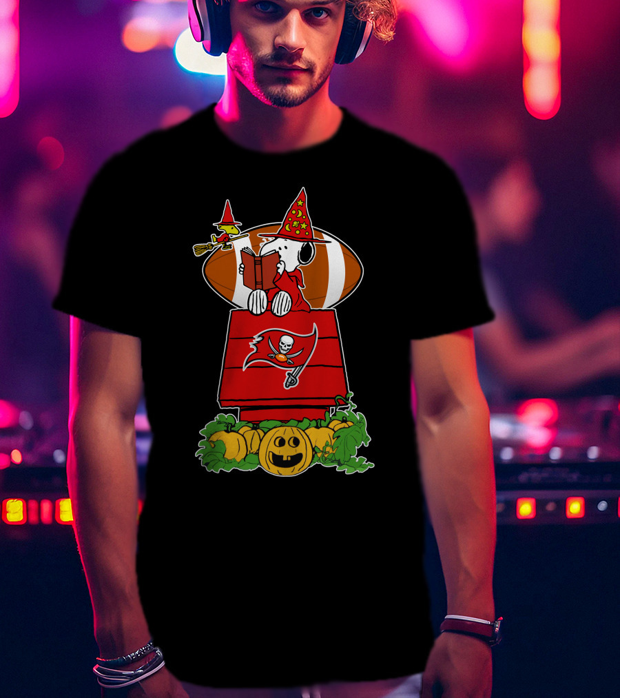 Tampa Bay Buccaneers Snoopy Halloween Witch Hat Pumpkin Football House T-Shirt