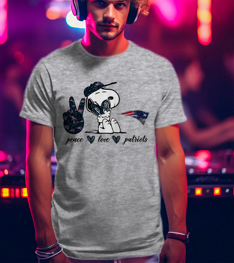 Peace Love Patriots Snoopy New England Patriots Fan T-Shirt