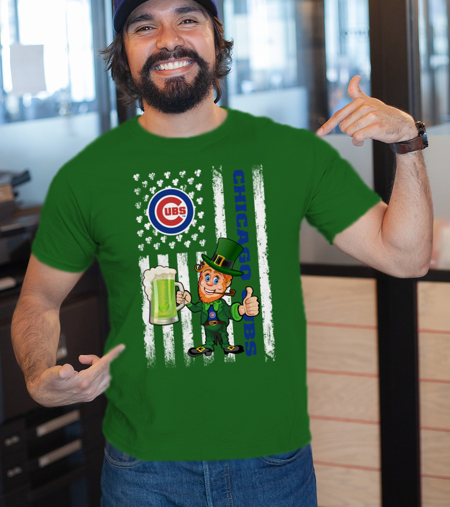 Chicago Cubs St Patrick's Day Leprechaun With Shamrocks And Flag T-Shirt