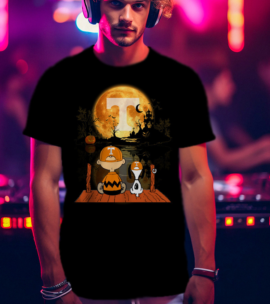 Tennessee Volunteers Halloween Full Moon T And Snoopy Pumpkin Scene T-Shirt
