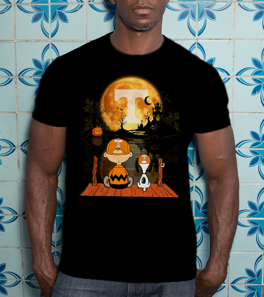 Tennessee Volunteers Halloween Full Moon T And Snoopy Pumpkin Scene T-Shirt