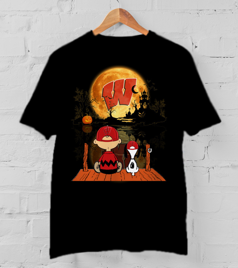 Wisconsin Badgers Halloween Charlie Brown And Snoopy Pumpkin Moon Scene T-Shirt