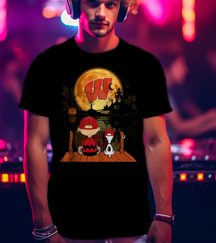Wisconsin Badgers Halloween Charlie Brown And Snoopy Pumpkin Moon Scene T-Shirt