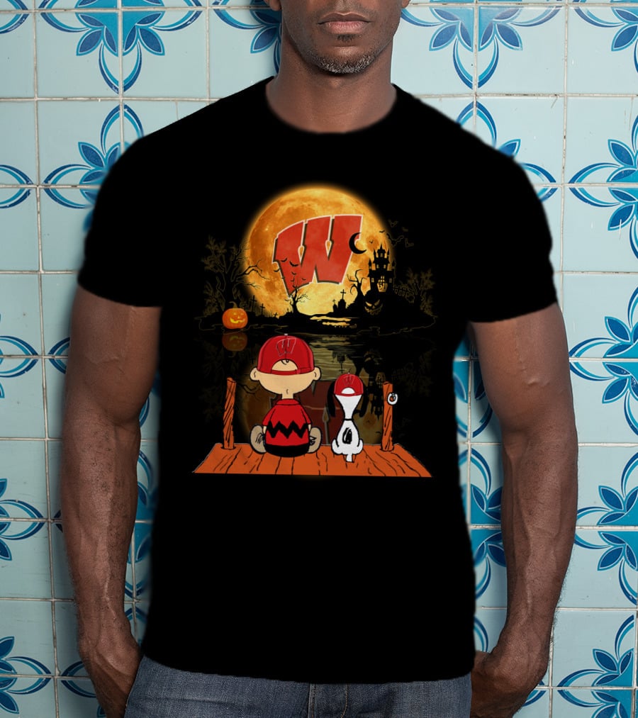 Wisconsin Badgers Halloween Charlie Brown And Snoopy Pumpkin Moon Scene T-Shirt